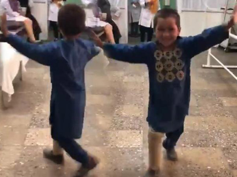 فيديو لطفل أفغاني يرقص فرحا يجتاح الإنترنت